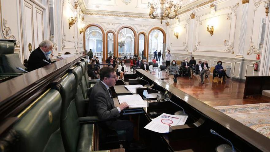López Font interviene defendiendo los presupuestos con Mosquera en la bancada superior. | // G. SANTOS