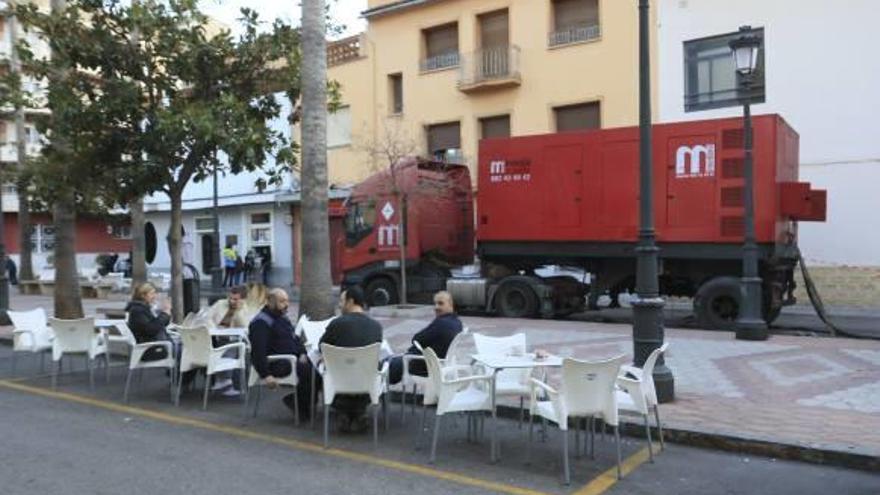 Los generadores salvan la noche en casas y comercios