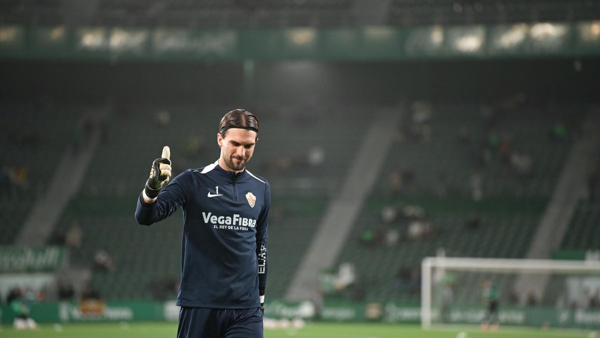 San Román, portero titular del Elche en Copa del Rey, sonríe durante un calentamiento.