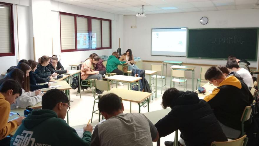 Jóvenes en un taller sobre sexo y adicciones realizado en un instituto gallego.