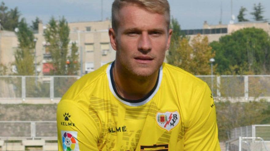 Yoel posa con la camiseta del Rayo Vallecano. // Efe