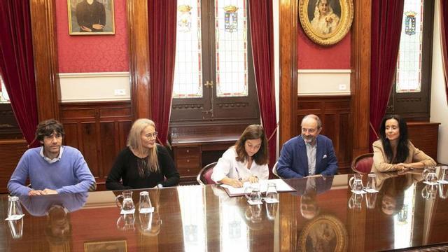 A Coruña afianza su respaldo a la lucha contra el VIH tras unirse a la Declaración de París, una iniciativa surgida en 2014 que refleja el esfuerzo conjunto de ciudades de todo el mundo por dar respuesta a esa epidemia. La alcaldesa coruñesa, Inés Rey, rubricó ayer la adhesión durante un acto en María Pita, en el que estuvo acompañada por la concejala de Benestar Social, Yoya Neira; la presidenta de Casco, Sonia Valbuena; y los doctores Enrique Miguez y Álvaro Mena, del Hospital Universitario de A Coruña. | L.O.