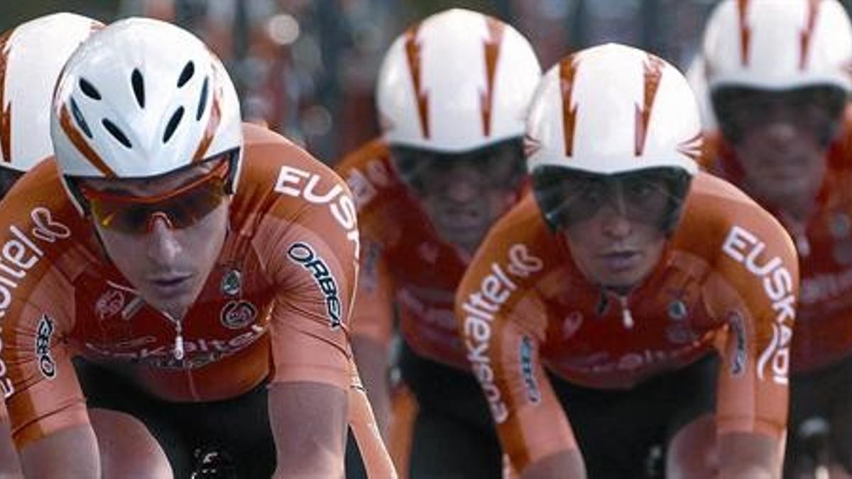 El equipo Euskaltel, cuya licencia ha comprado Alonso, en la contrarreloj inaugural de la Vuelta 2013.