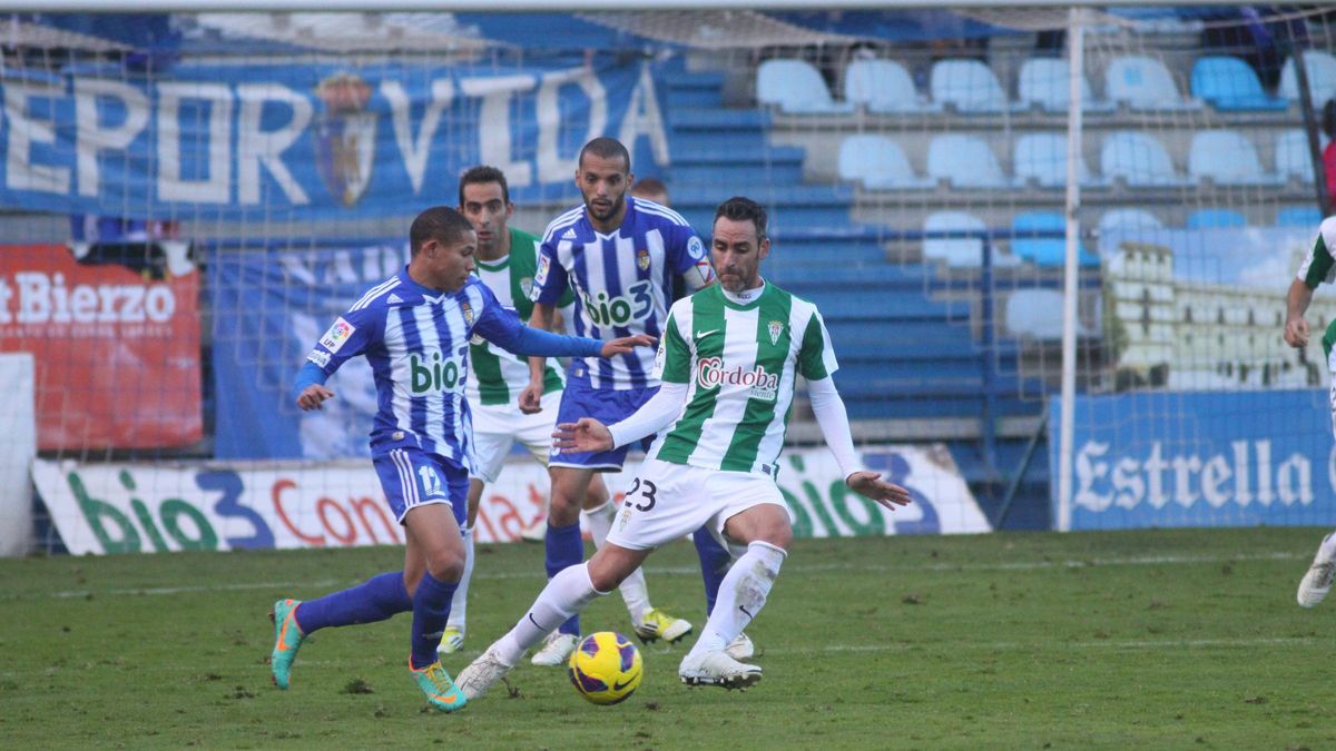 Yuri, tras Abel Gómez, en un encuentro entre la Ponferradina y el Córdoba CF.