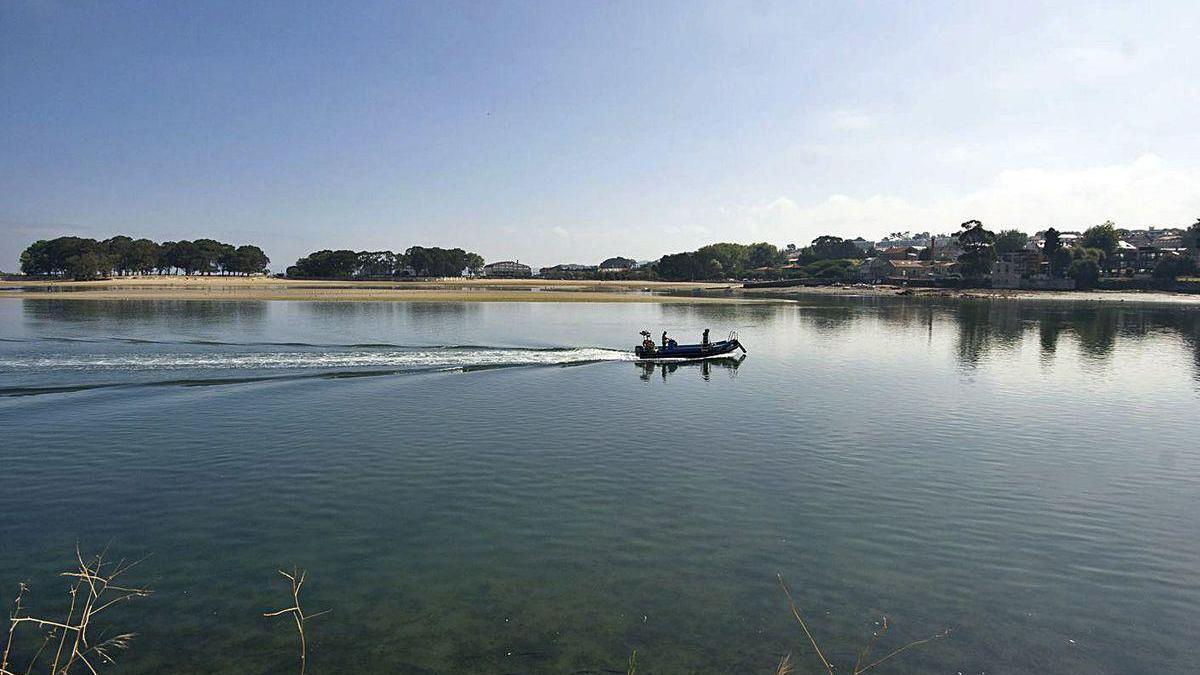 Una embarcación en la ría de O Burgo.