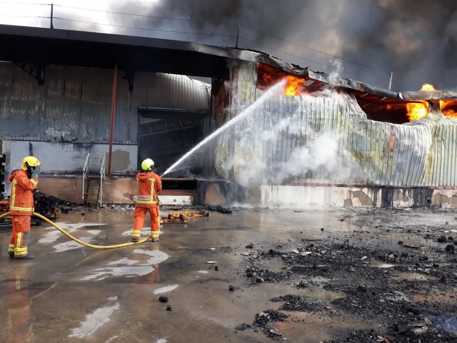 Un incendio arrasa una empresa de regalos en Manises