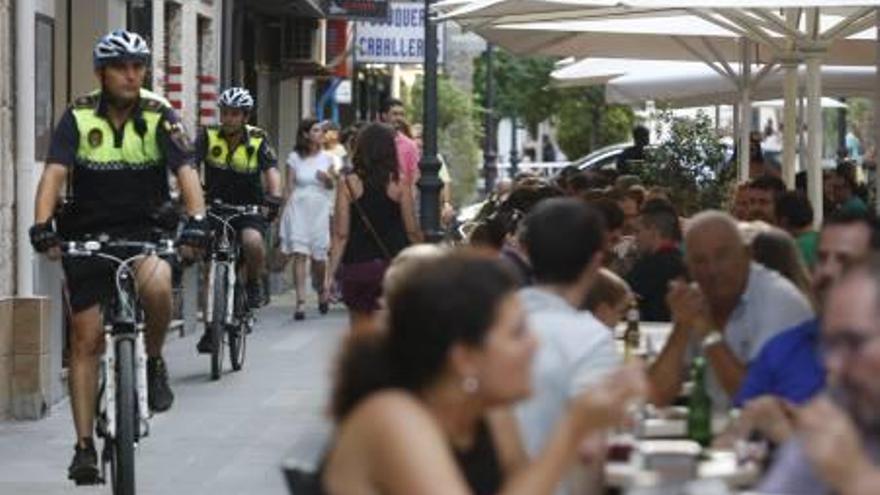 Alicante suspende por un año la apertura de pubs en el centro