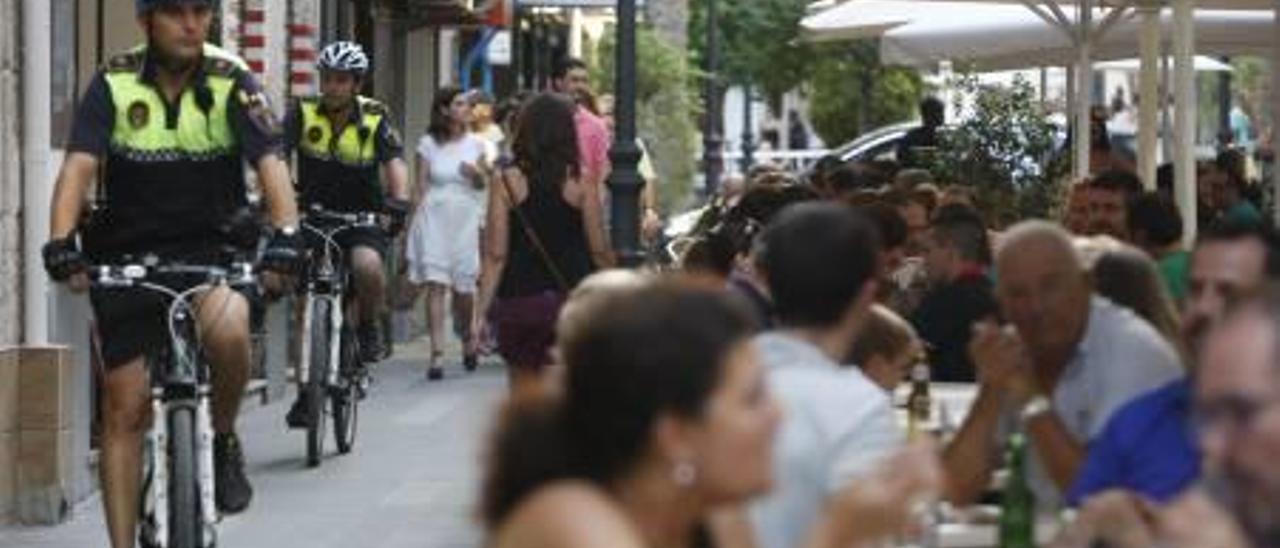 Alicante suspende por un año la apertura de pubs en el centro