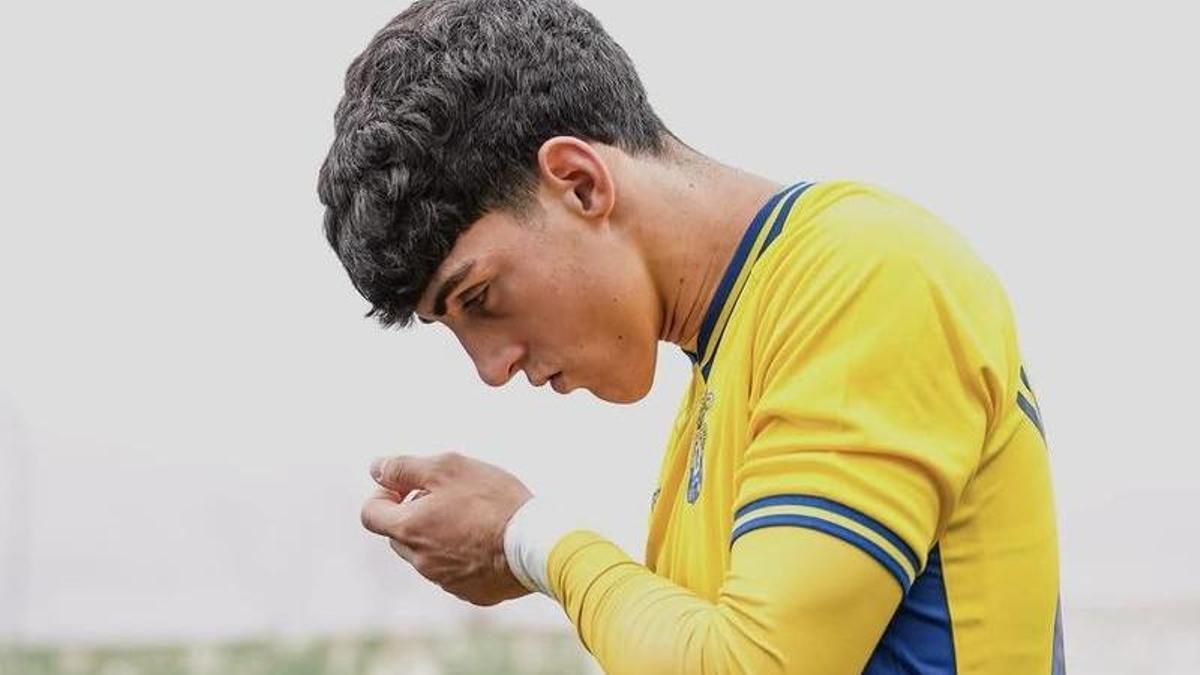 Valentín Pezzolesi antes de disputar un partido con el filial amarillo