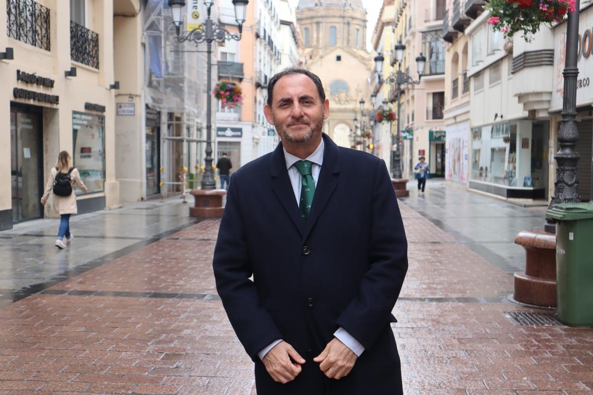 El abogado Javier Alonso, en la calle Alfonso de Zaragoza.
