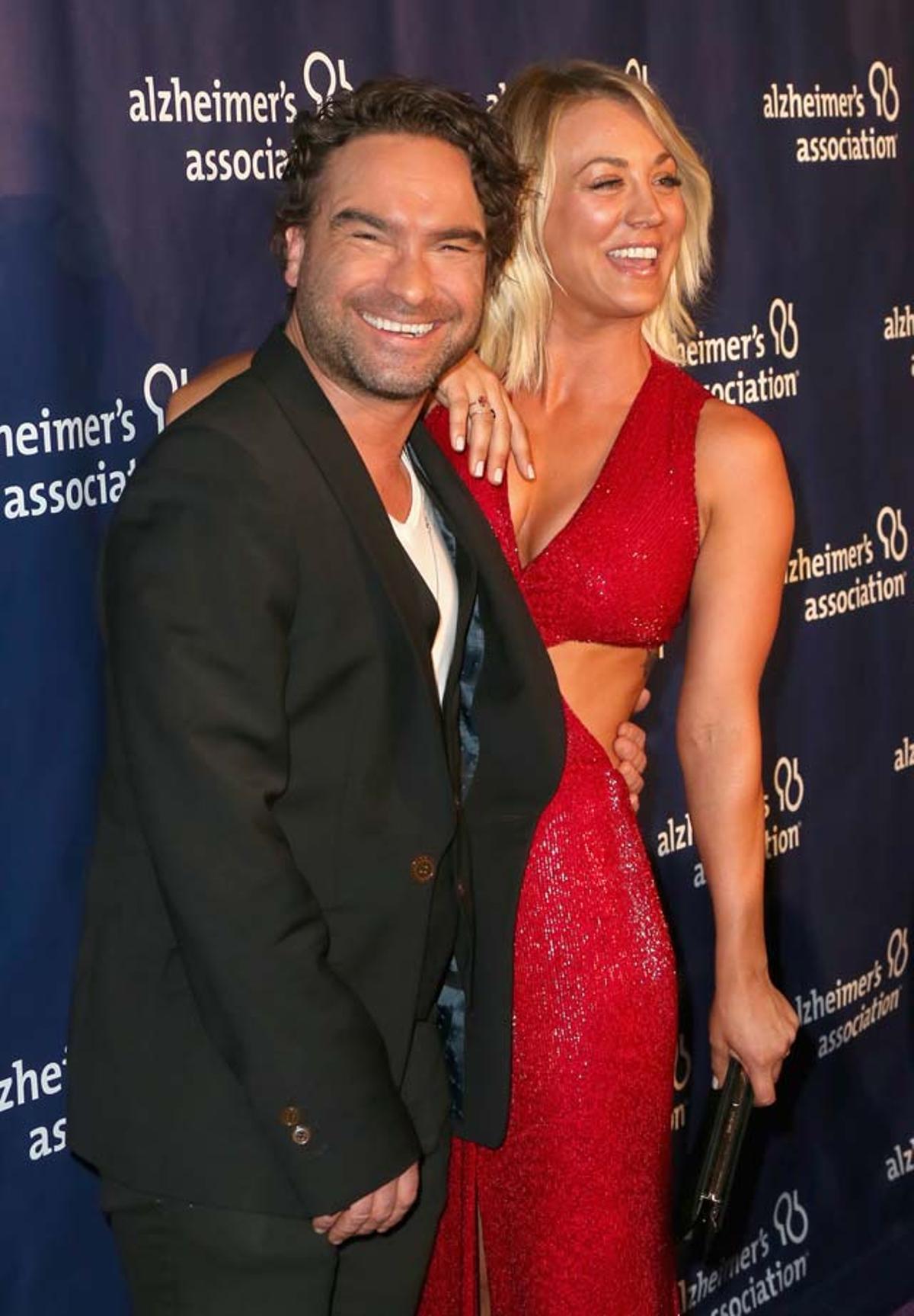 Johnny Galecki y Kaley Cuoco, en la gala para la lucha contra el alzhéimer.