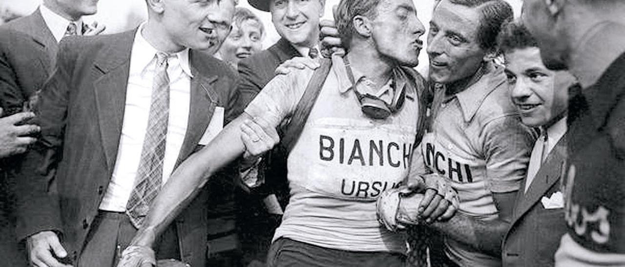 Serse Coppi besa a su hermano Fausto a la conclusión de una etapa.