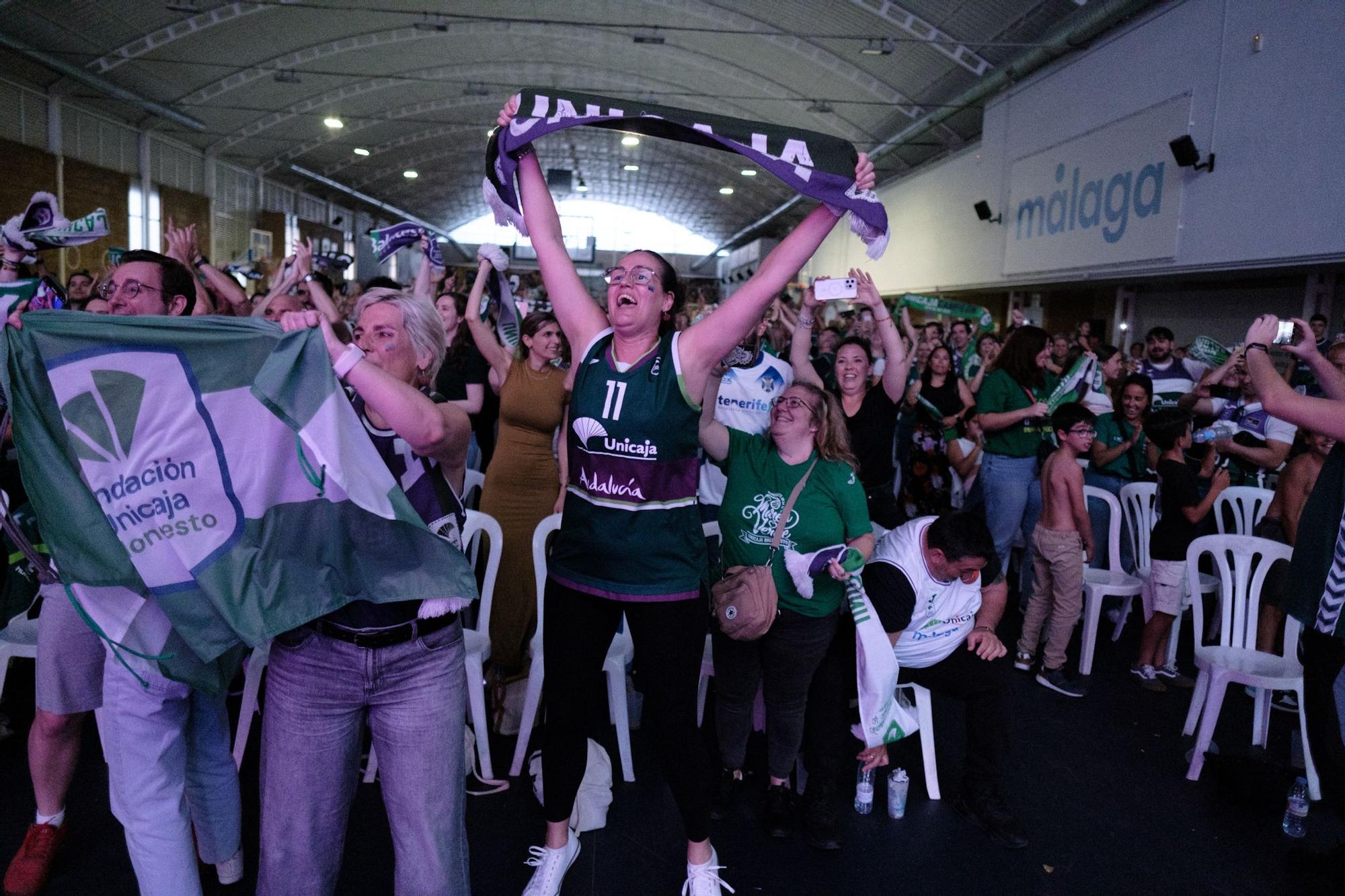 La afición del Unicaja sigue la final de la BCL en Los Guindos