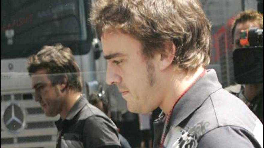 Fernando Alonso, a su llegada, ayer, al circuito de Hungaroring.