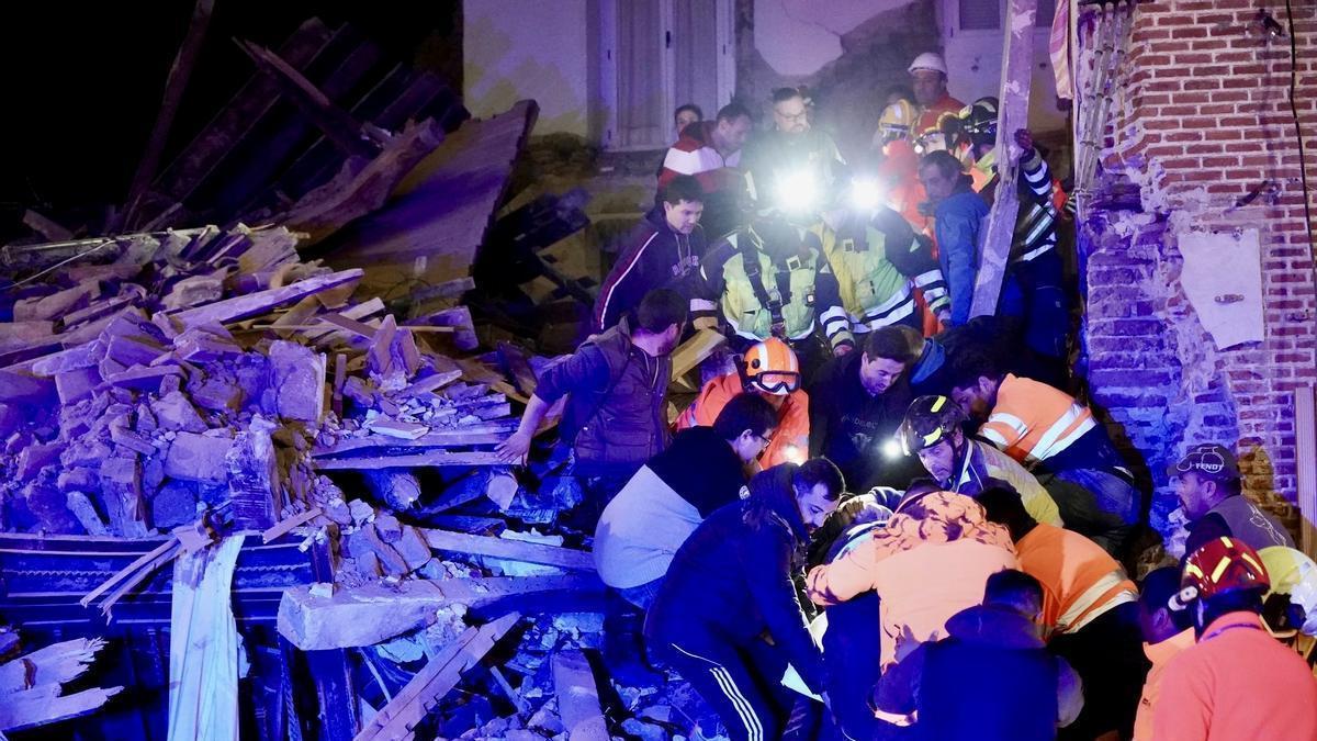 Labores de rescate de los atrapados.