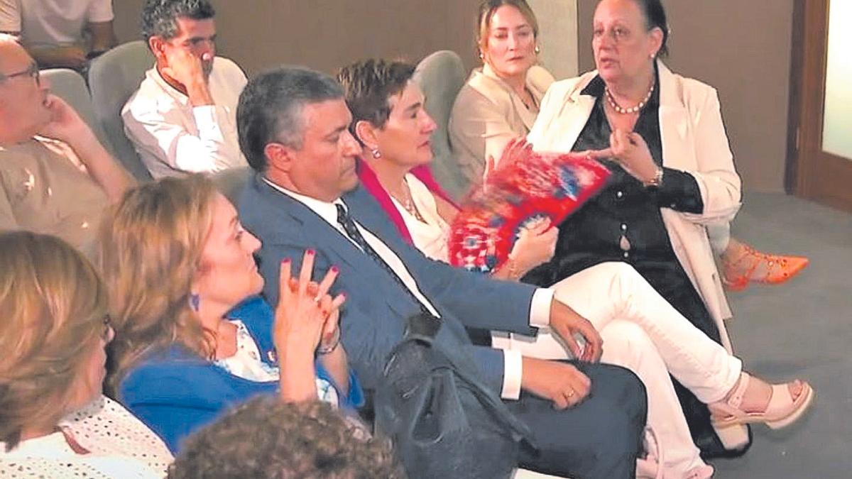 La fiscal jefe de Canarias, María Farnés, (1d), se dirige a los asistentes a la rueda de prensa.