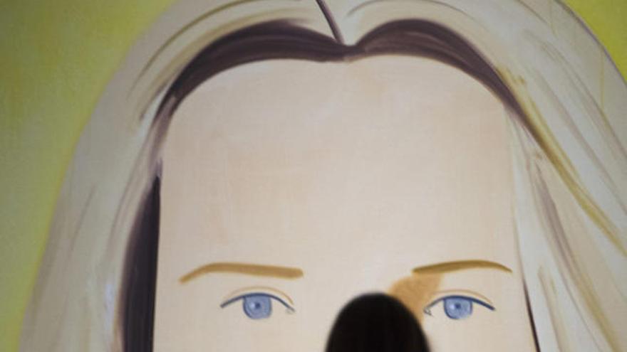 Una mujer observa la obra de Alex Katz titulada &quot;Ariel 2011&quot; que forma parte de la exposición colectiva &quot;Las huellas del camino&quot;.