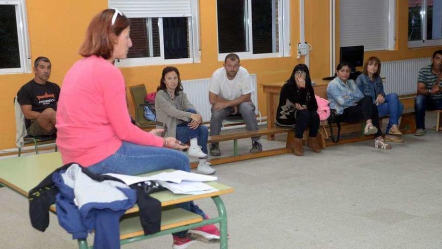 Los padres de Infantil durante la reunión de ayer en el colegio Torre-A Illa. // Noé Parga