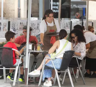El "boom" turístico de Avilés llena bares y terrazas, pero los hosteleros advierten: "El auge de visitantes no se traduce en más ingresos"