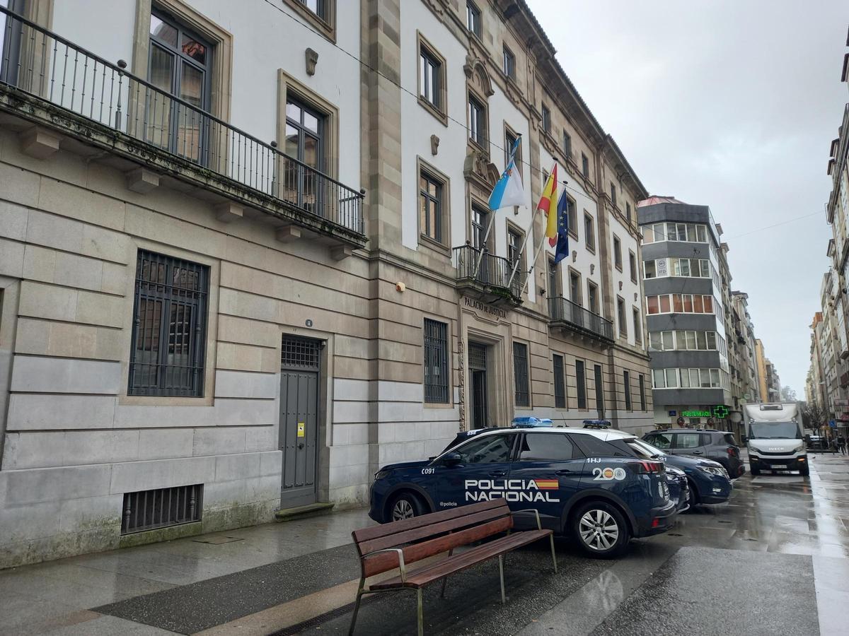 Un coche de la Policía Nacional ante la Audiencia de Pontevedra, donde se celebró el juicio contra la vecina de Bueu.