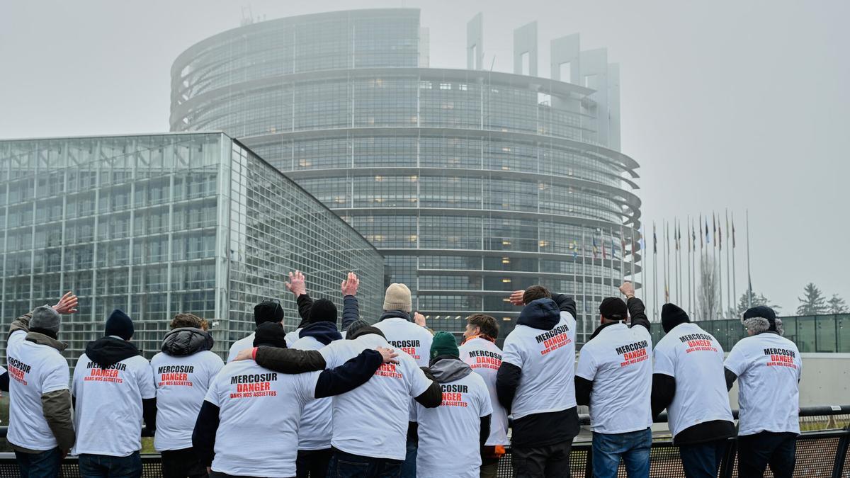 Protesta de agricultores contra el acuerdo con Mercosur frente al Parlamento Europeo, este miércoles en Estrasburgo.