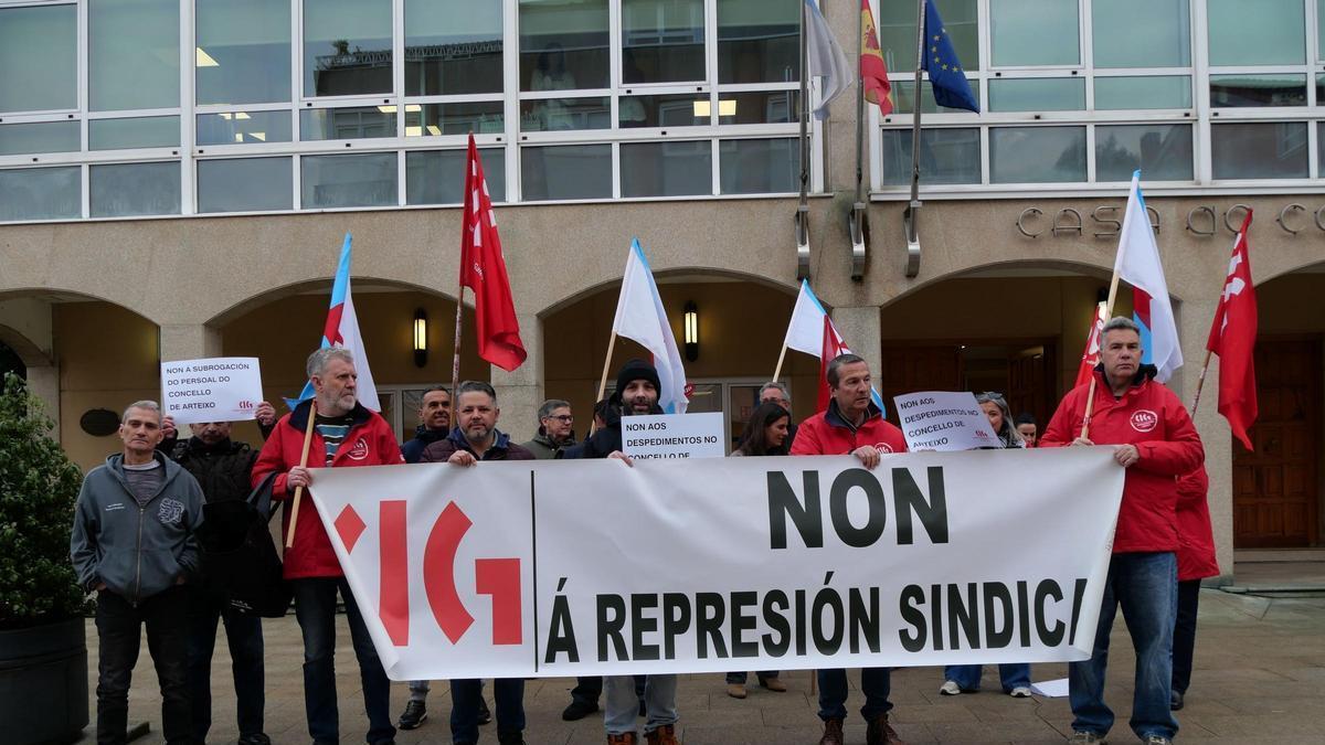 Operarios municipales y representantes sindicales en la concentración convocada por la CIG este lunes en Arteixo.