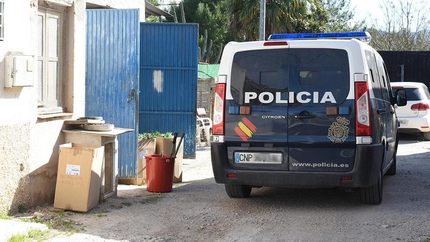 Registro de una cochera con marihuana.