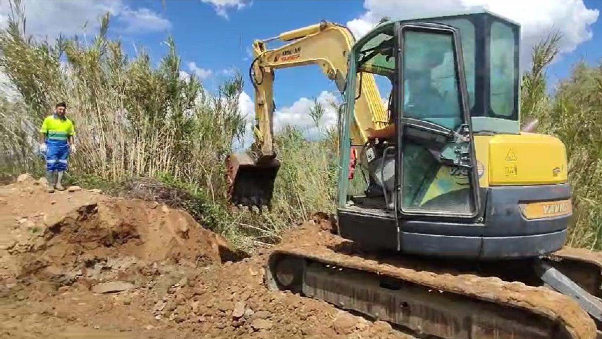 Los operarios de Aqualia trabajarán este miércoles sobre el terreno para repara la tubería principal de agua en Cártama.