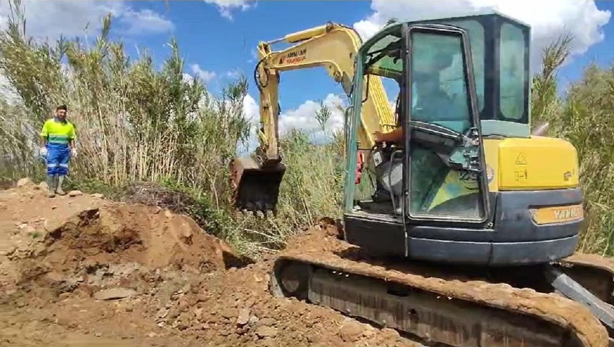 Los operarios de Aqualia trabajan sobre el terreno en Cártama.