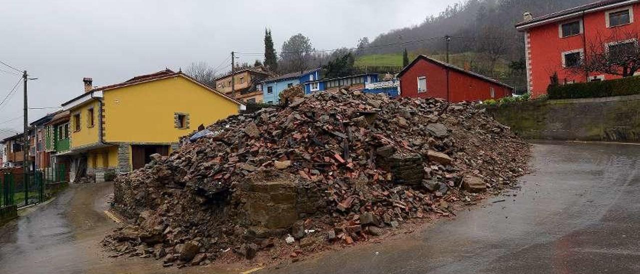 Escombros de una casa demolida en Cortina, en Turón.
