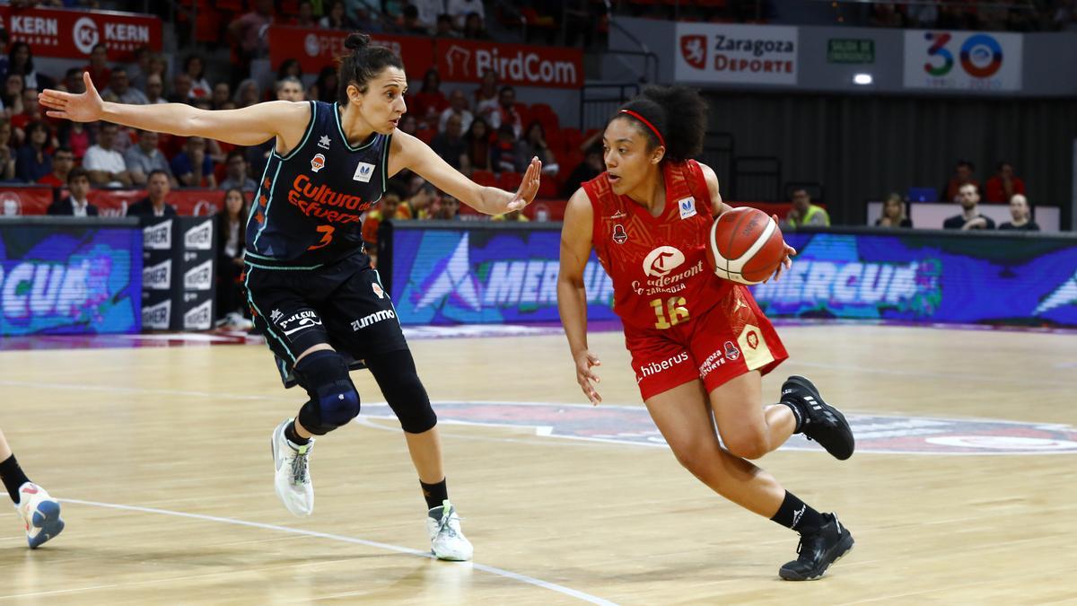 Helena Oma bota el balón delante de Alba Torrens en el partido de ida disputado en el Príncipe Felipe.