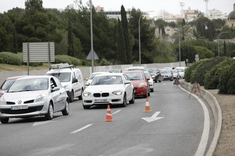 Un camión pierde la carga en la carretera de Puigpunyent