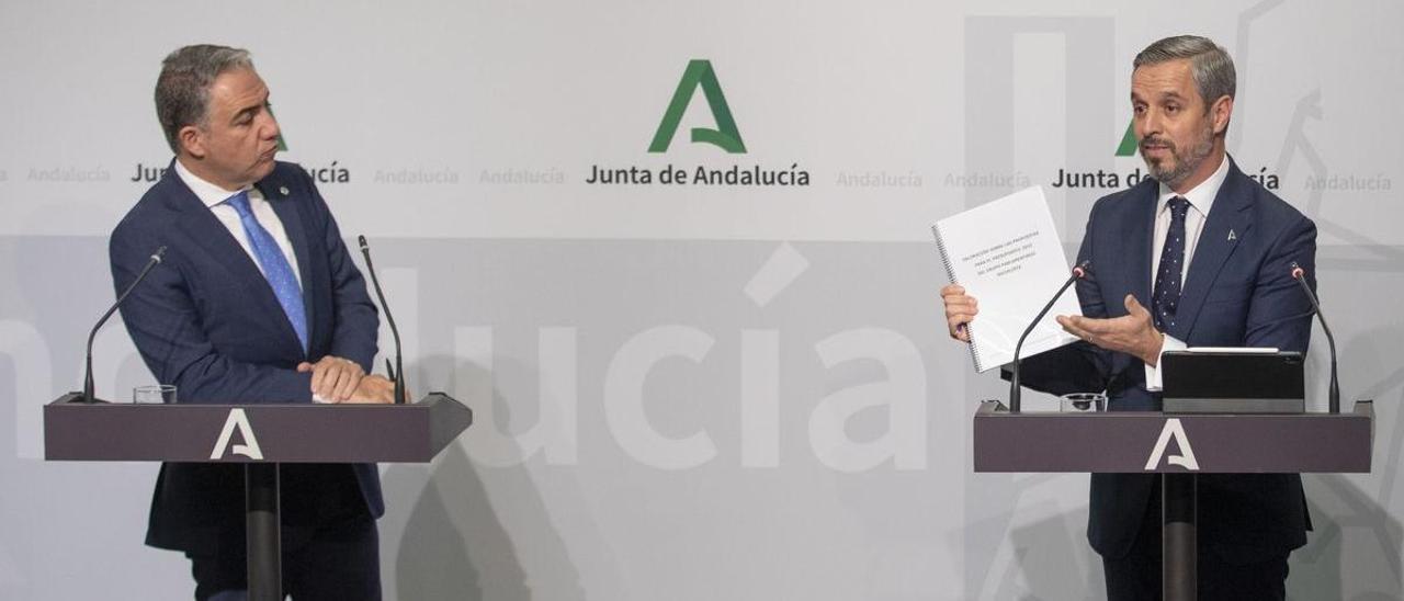 El consejero de Presidencia, Administración Pública e Interior, y portavoz del Gobierno andaluz, Elías Bendodo, y el consejero de Hacienda, Juan Bravo.