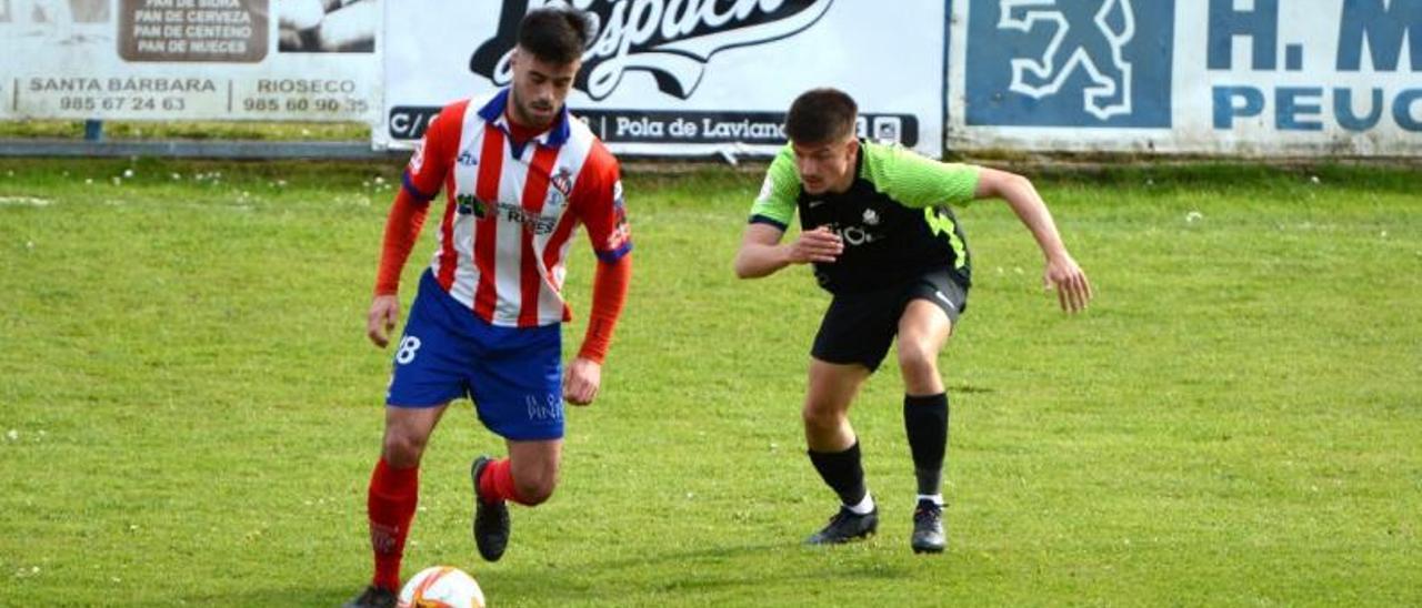 Samu Pérez, con el balón, presionado por Trabanco.. | J. Suárez