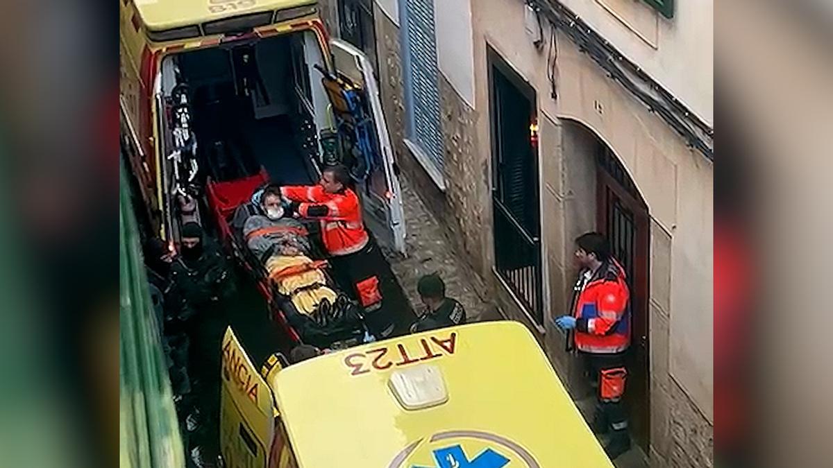VIDEO | Así han trasladado a un hospital al atrincherado en Sóller tras disparar con una ballesta contra la Guardia Civil