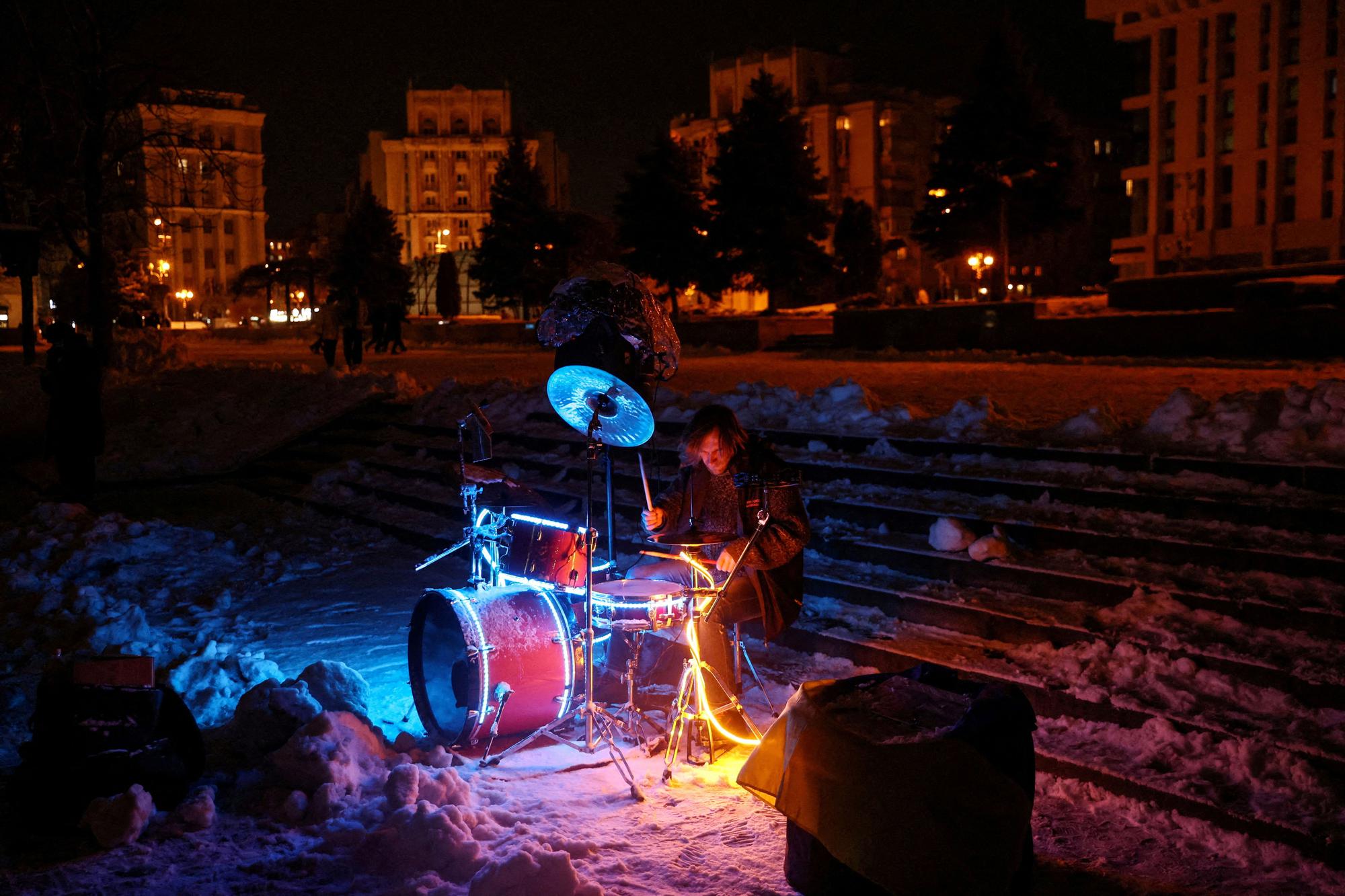 Un músico toca en Kiev durante los cortes de luz que sufre la ciudad.
