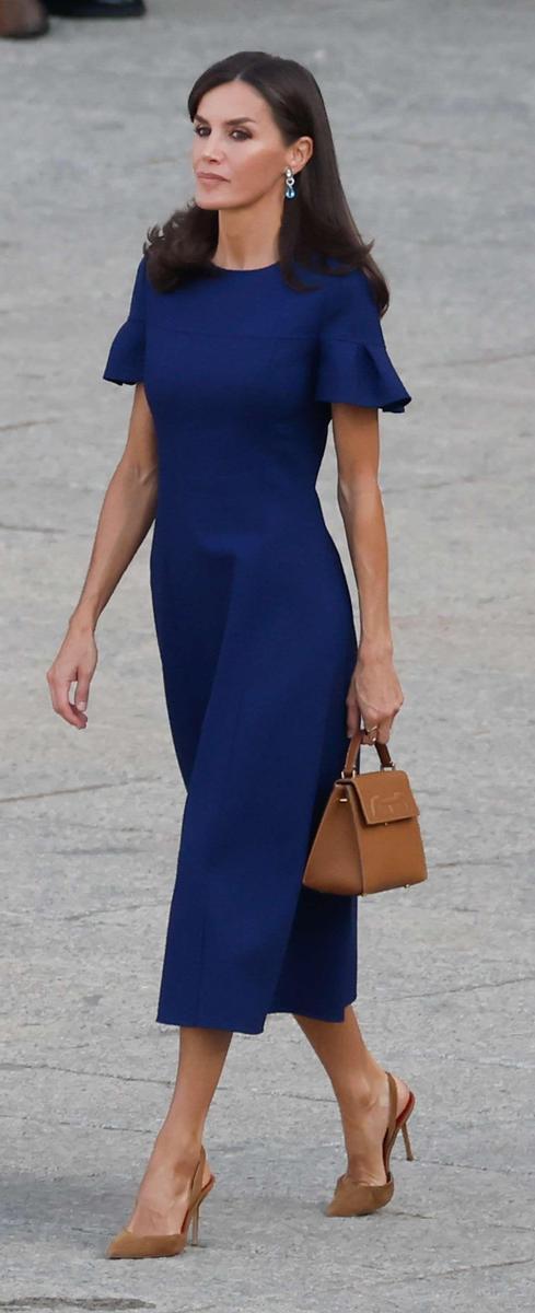La reina Letizia con vestido azul marino de Carolina Herrera
