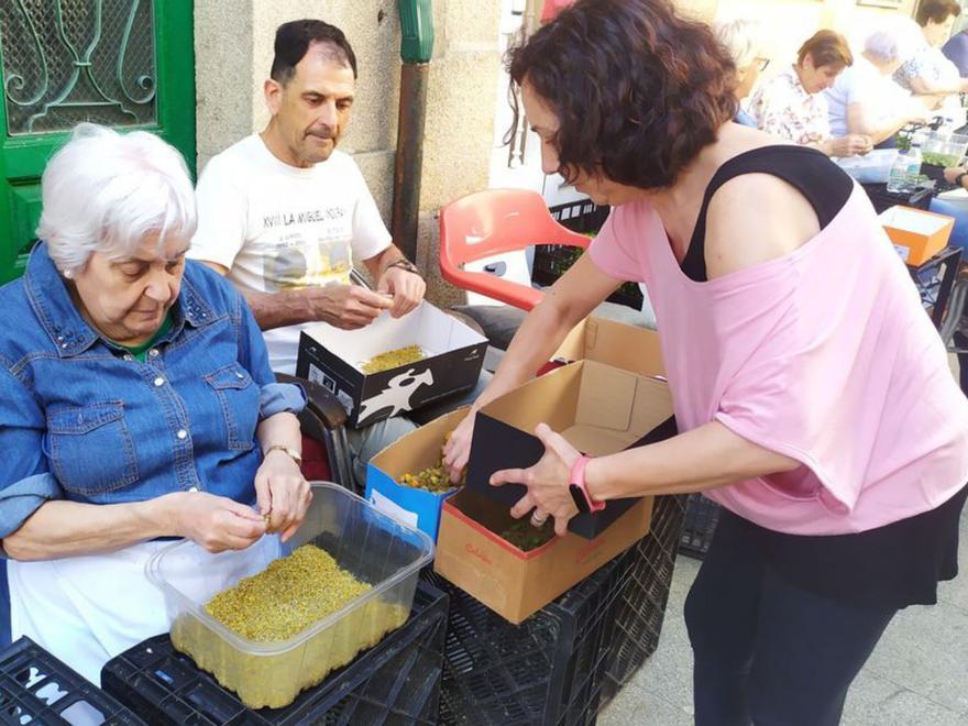 Preparación del material en la calle Isidoro Queimaliños.   // A.P.