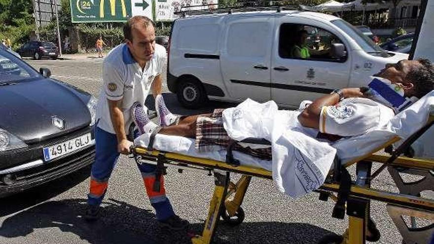 Un herido en un accidente en Vigo evacuado en camilla. // Marta. G. Brea