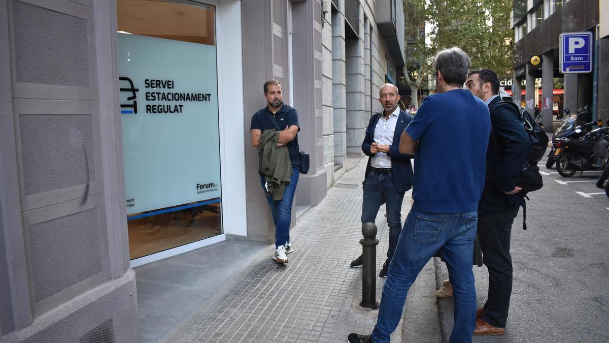 L’alcalde de Manresa, Marc Aloy Guàrdia, el regidor d’Urbanisme i Mobilitat, Carles Garcia Estany, durant la visita a les noves oficines