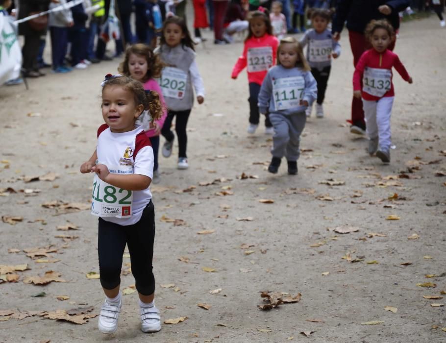 Más de 1.100 jóvenes atletas desafían a las bajas temperaturas para participar en la tradicional carrera de cross escolar.