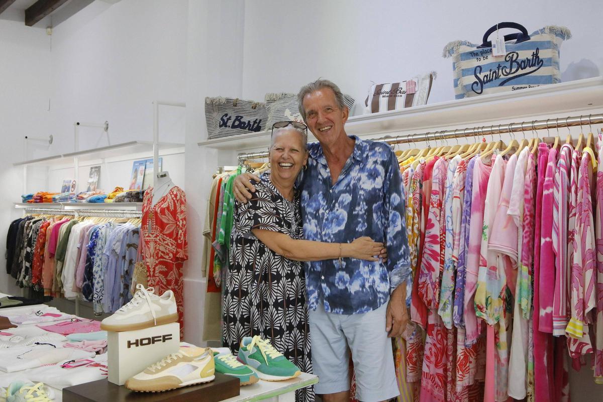 Sabine und Burkhard Messerschmidt in ihrem Bekleidungsgeschäft "Es Centre" in Santanyí