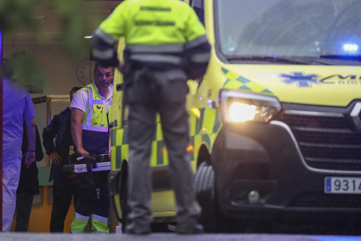 Sanitarios en el hospital de Basurto junto a la ambulancia que trasladado a la bilbaína Araceli Tamayo.