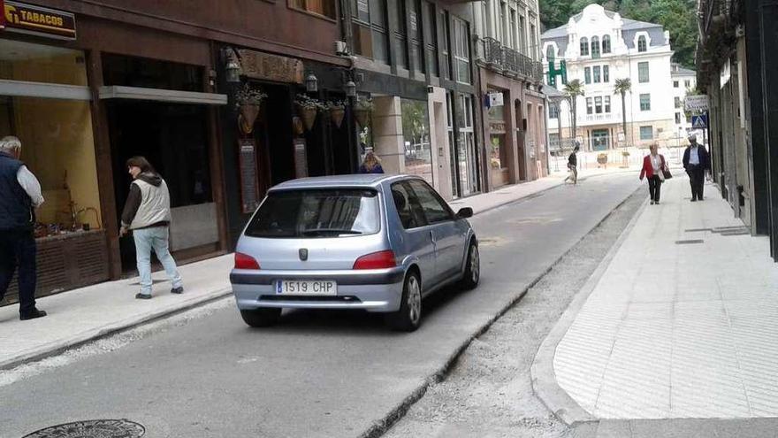 La calle Uría, a punto de ser asfaltada, en una imagen de ayer por la mañana.