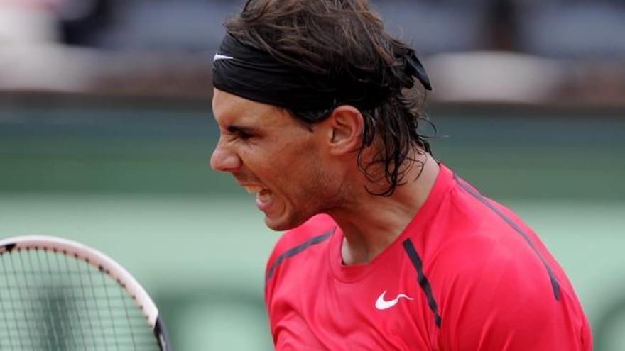 Rafa Nadal saluda al público tras su victoria.