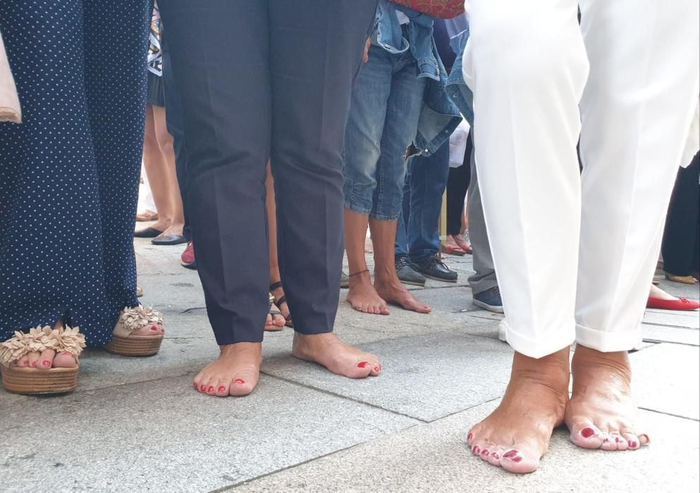 Miles de personas acompañan a la figura del Cristo de la Sal por el centro de la ciudad - Caballero y Feijóo, presentes en la cita