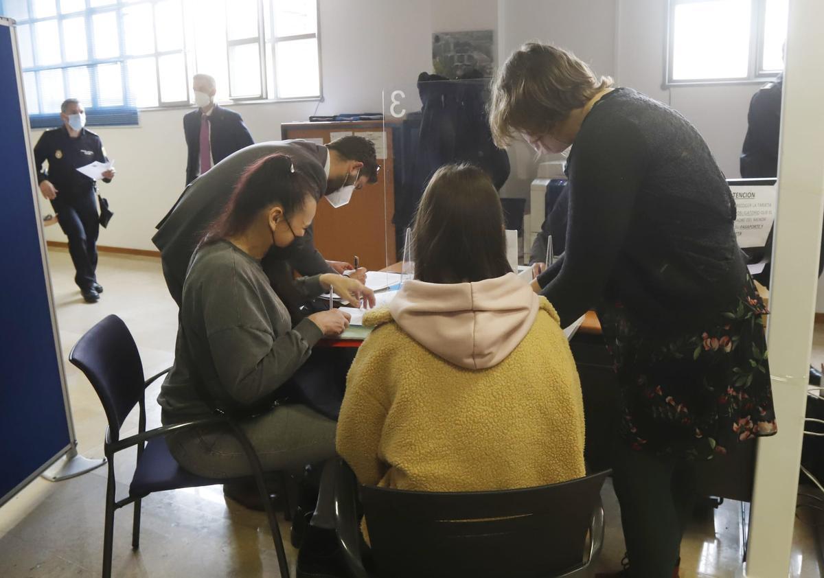 Ucranianos llegados el martes a Zaragoza, en las dependencias de Extranjería