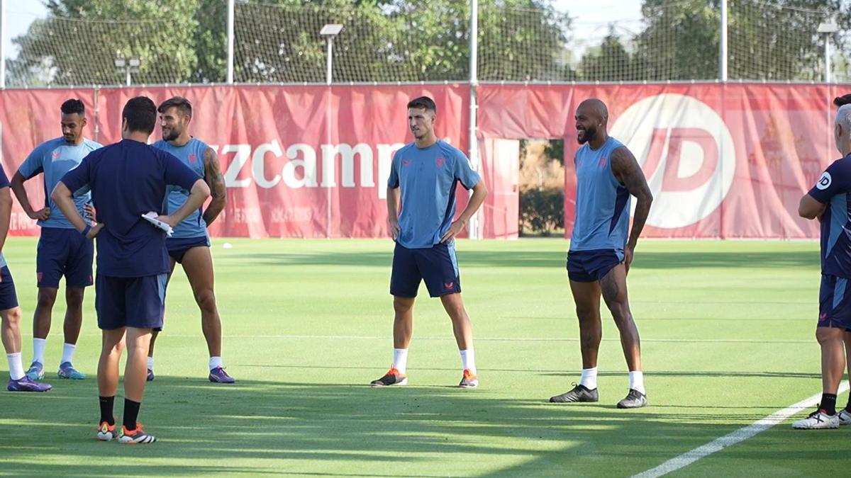 Entrenamiento dominical del Sevilla FC con la novedad de Pedro Ortiz