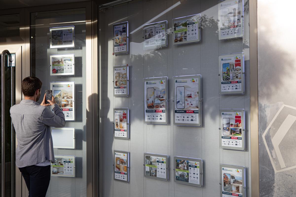 Un hombre frenta a una inmobiliaria valenciana, en una imagen de archivo.