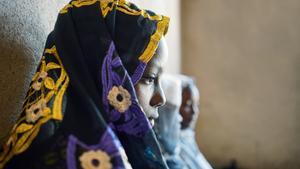 Una chica africana con velo esperando su ceremonia de boda.